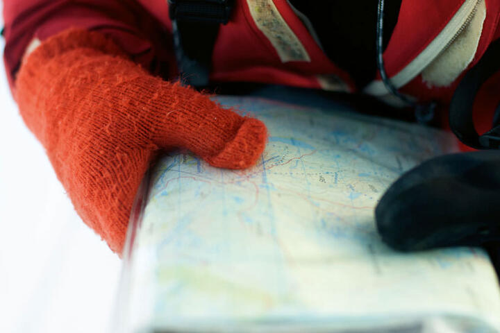 Lei av å fryse på fingrene? Her får du fordelene og ulempene med hansker, votter og vindvotter – samt to tips som kan hindre at du fryser.